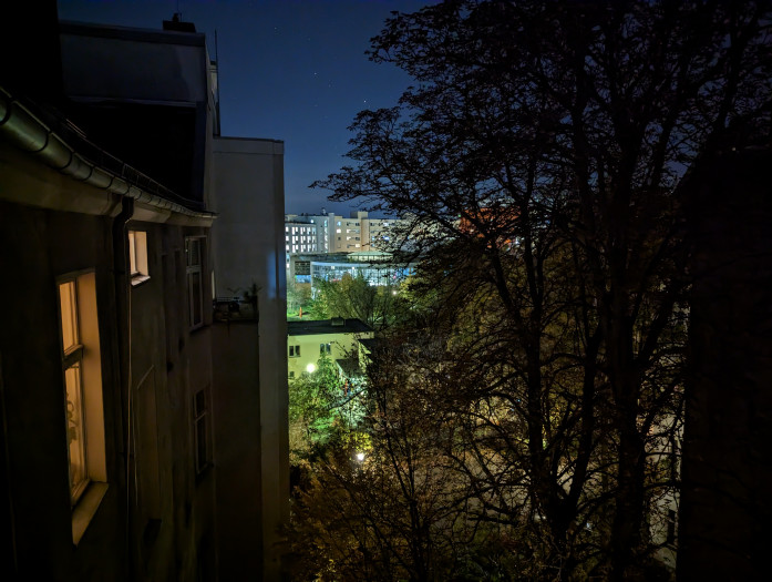 Das Pixel 7 Pro belichtet allerdings die Lichter im Hintergrund wesentlich besser. (Bild: Tobias Költzsch/Golem.de)